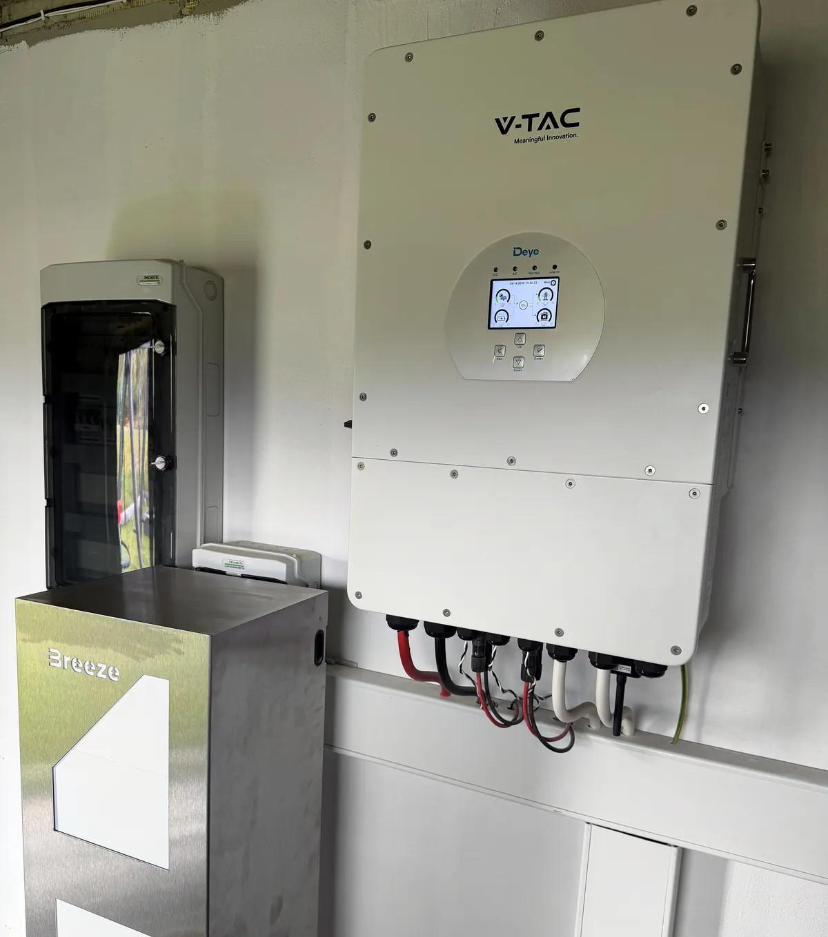 Falownik hybrydowy V-TAC i magazyn energii w domu autora